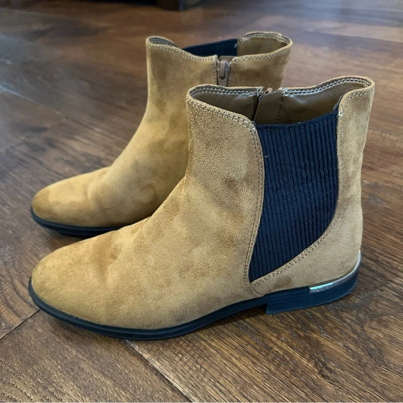 Nine West Cognac Honey Suede Chelsea Ankle Bootie with Gold detail size 9 M - Picture 5 of 11